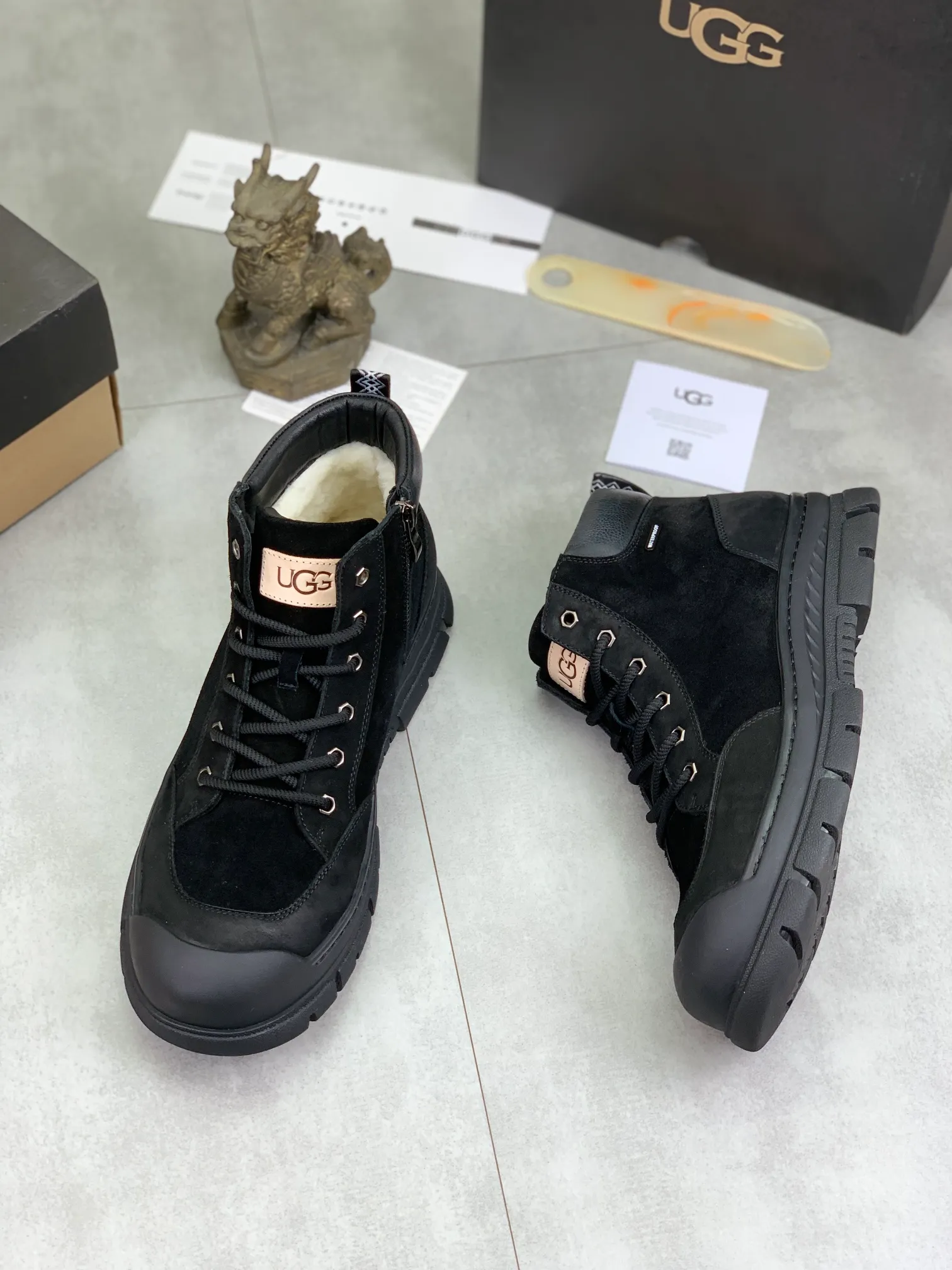 Men's Men's Shoes P620 [New Style] 💰 🆘 "Real Wool" [UGG] 👉 Popular men's shoes official website synchronization 🔰 Genuine quality [proud] is not comparable to the imitations in the general market 🌀 The upper is imported Italian frosted cowhide, and the lining: foot pad 🅰️ grade 🐑 real wool 👻 Only Grade A can show the effect The hand feels smooth and delicate 🔱The shoe shape is grand, only genuine factories can do it 🎄The perfect toughness of the original outsole 👻⬛️ can allow customers to say goodbye to one-time consumption. Real wool lining, super warm. Available in black or brown. Size: 38-44